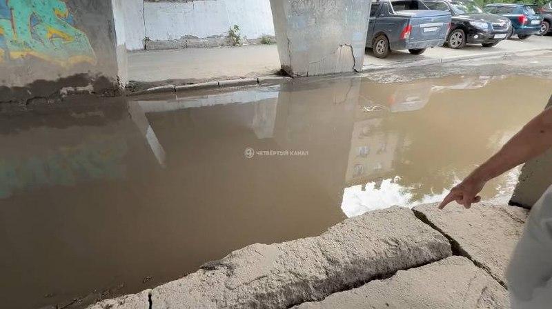 Во дворе дома на Восточной образовалось «озеро» из канализационных стоков....