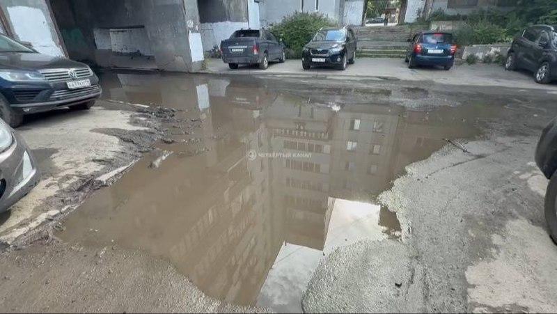 Во дворе дома на Восточной образовалось «озеро» из канализационных стоков....
