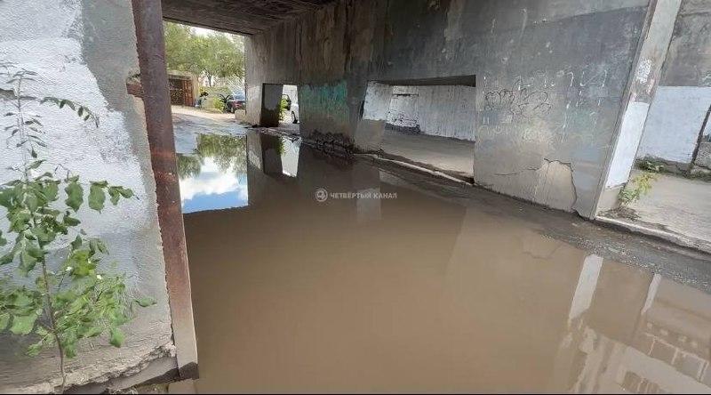 Во дворе дома на Восточной образовалось «озеро» из канализационных стоков....