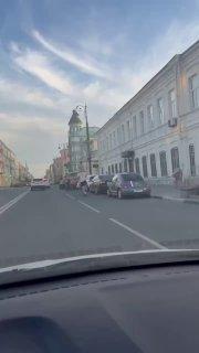 На плечах девушка, а в руках два пакета: такого водителя электросамоката засняли на дороге в Самаре. Он ехал между машинами.
