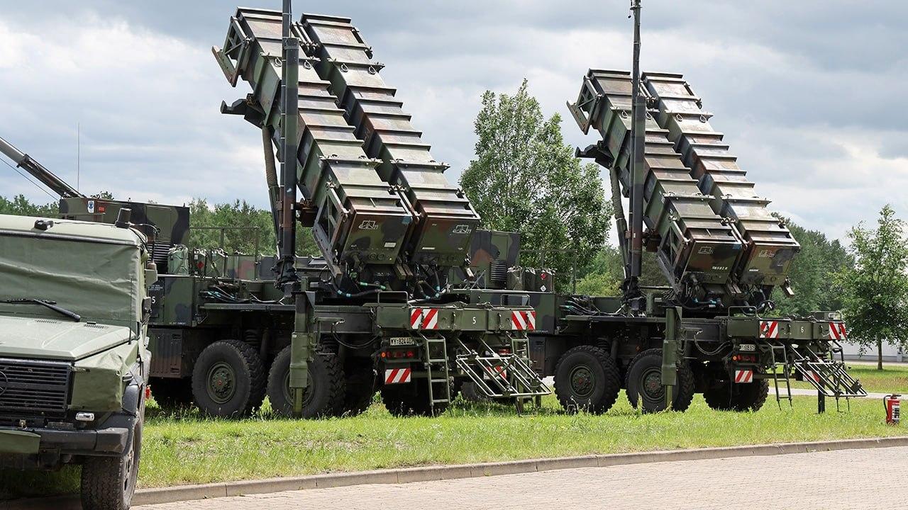 Уничтожены три пусковые установки ЗРК Patriot и многофункциональная РЛС AN/MPQ-65 производства США, сообщили в Минобороны РФ.