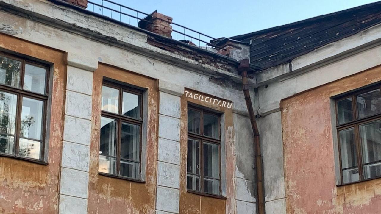 Школьники из Левихи учатся в детском саду из-за аварийного состояния школы.