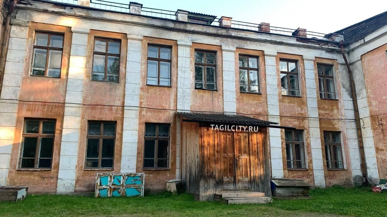 Школьники из Левихи учатся в детском саду из-за аварийного состояния школы.