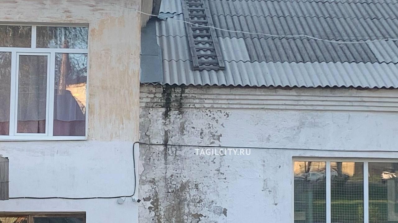 Школьники из Левихи учатся в детском саду из-за аварийного состояния школы.