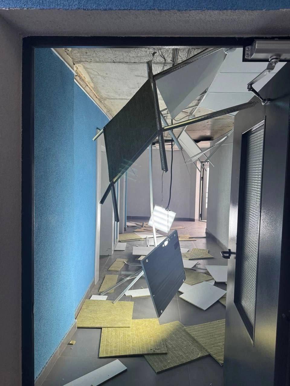 В доме №4 на Вилькицком бульваре снова разгромили парадную — по словам жильцов, это дело рук закладчиков.