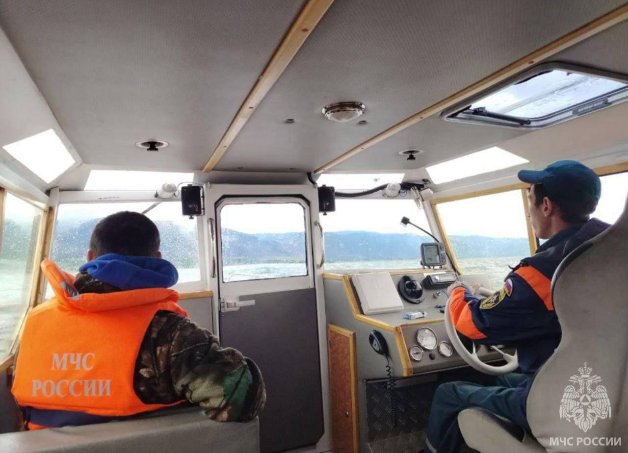 В акватории Байкала спасли мужчину, которого унесло на значительное расстояние от берега на катамаране