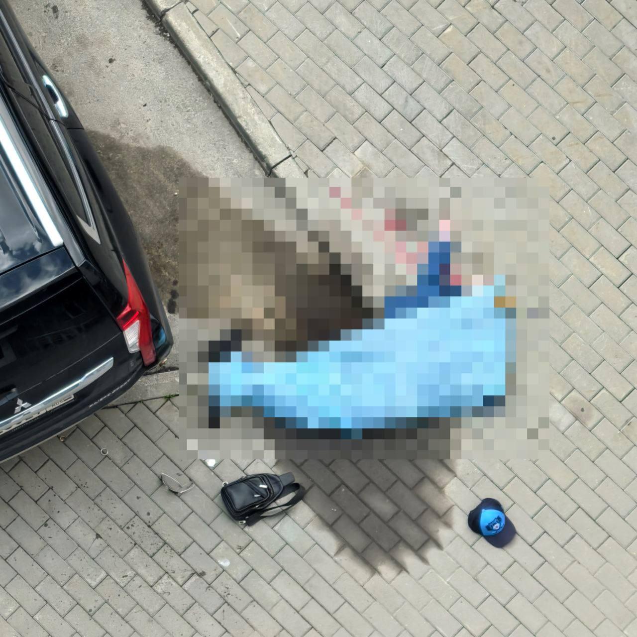 Тело мужчины нашли у дома на проспекте Дзержинского, 1/3 в Новосибирске....