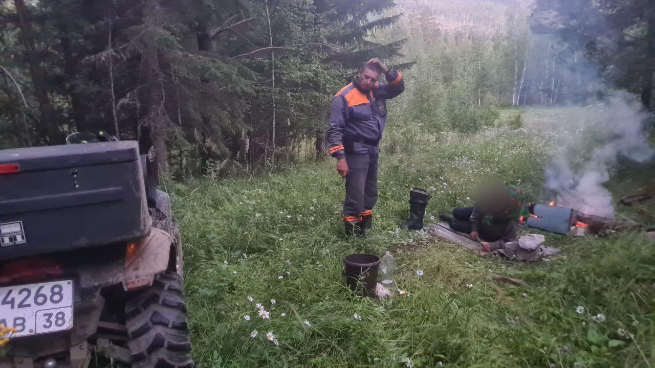 Областные спасатели нашли сборщика дикоросов в лесном массиве в Усольском районе