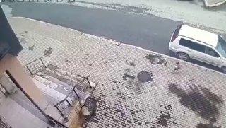 Сахалинка сбила двухлетнюю девочку во дворе дома и уехала