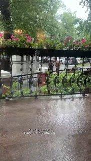 Человек без одежды под дождем в центре Иркутска. Мотивы неизвестны. 🇷🇺...