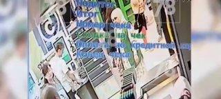 В Санкт-Петербурге вооружившись двумя ножами, мужчина попытался обнести...