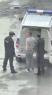 Мужчина два дня крушил машины на Уктусе камнями и ножом