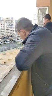 Мужчина два дня крушил машины на Уктусе камнями и ножом
