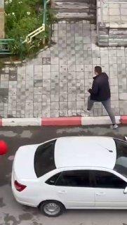 Мужчина два дня крушил машины на Уктусе камнями и ножом