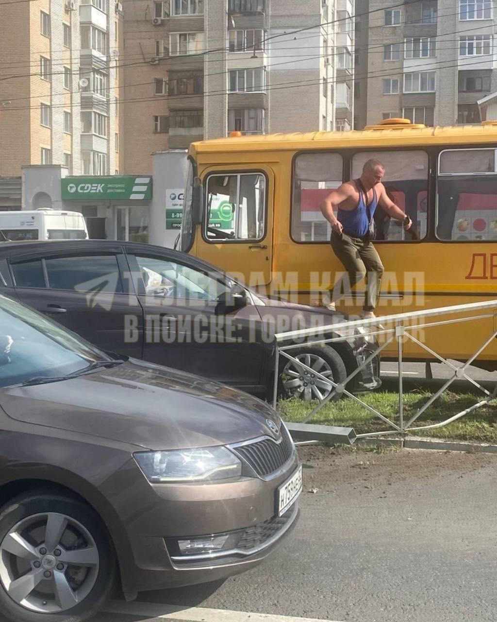На мясокомбинате в детский автобус врезалась легковушка 🇷🇺 Источник: ЧП Брянск