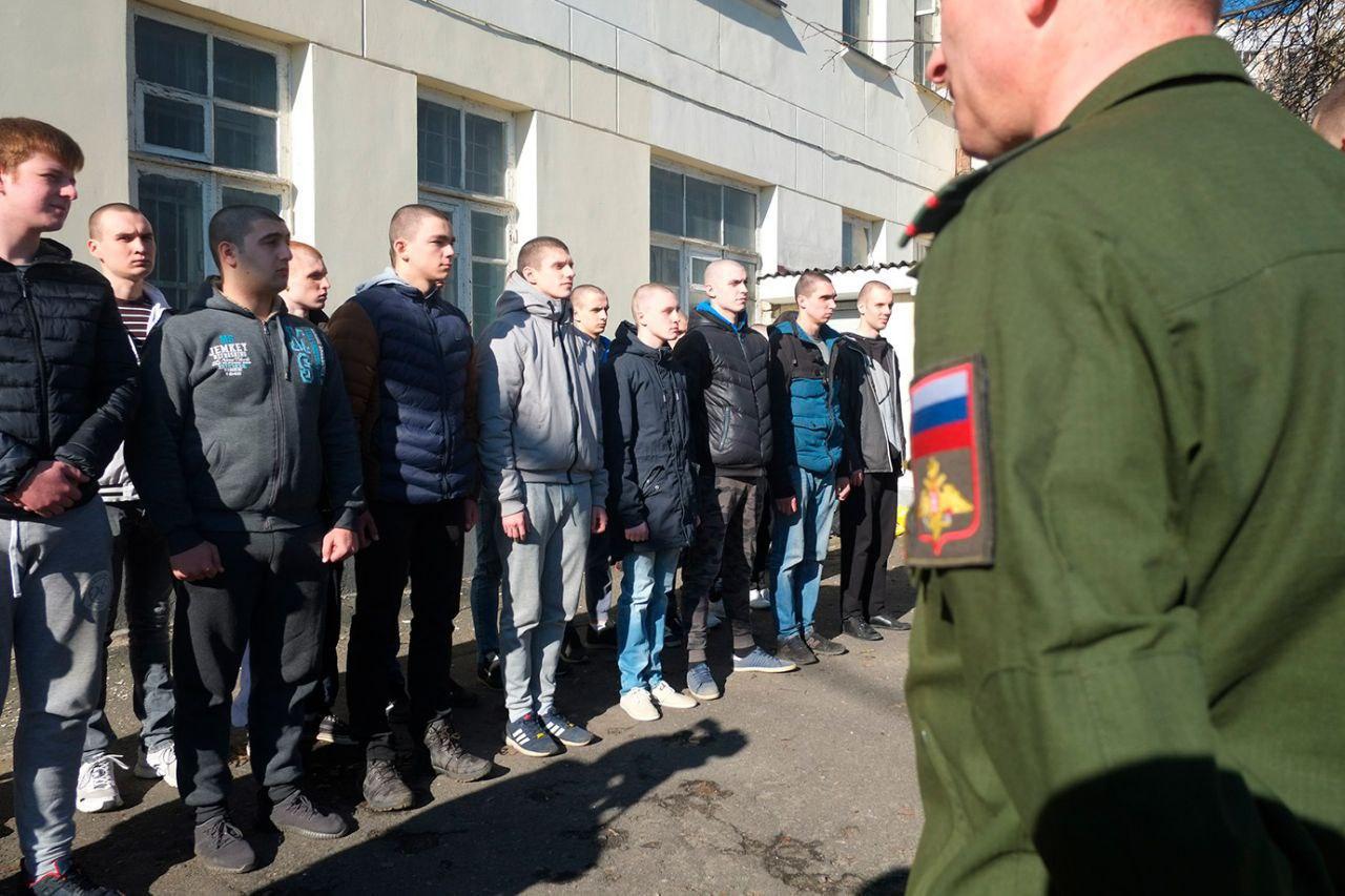В Госдуме подготовили законопроект о круглогодичном призыве в армию.