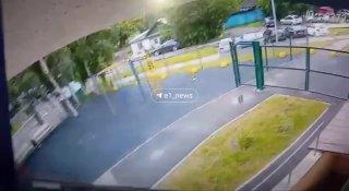 На улице Самолётной хулиган ограбил пожилую женщину. Пока бабушка гуляла с...