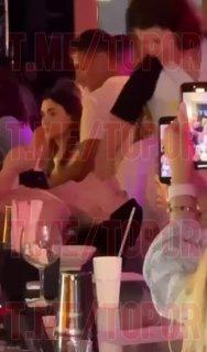 В одном из ночных клубов Адлера в разгар тусовки мужики поочерёдно отлизали девушке прямо на барной стойке.