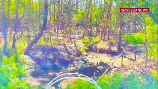 Замаскированную украинскую гаубицу нашли наши операторы дронов в лесу Сумской области.