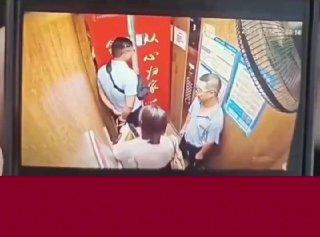 В Китае мужчина попытался зарубить бывшую жену топором прямо в лифте – ее чудом спасла охрана