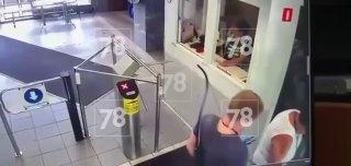 Мужчина расстрелял из лука двух коллег на заводе в Санкт-Петербурге....