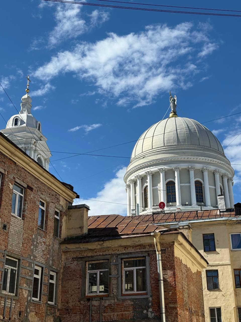 В Петербурге на крыше дома на Васильевском острове нашли мину времён войны.