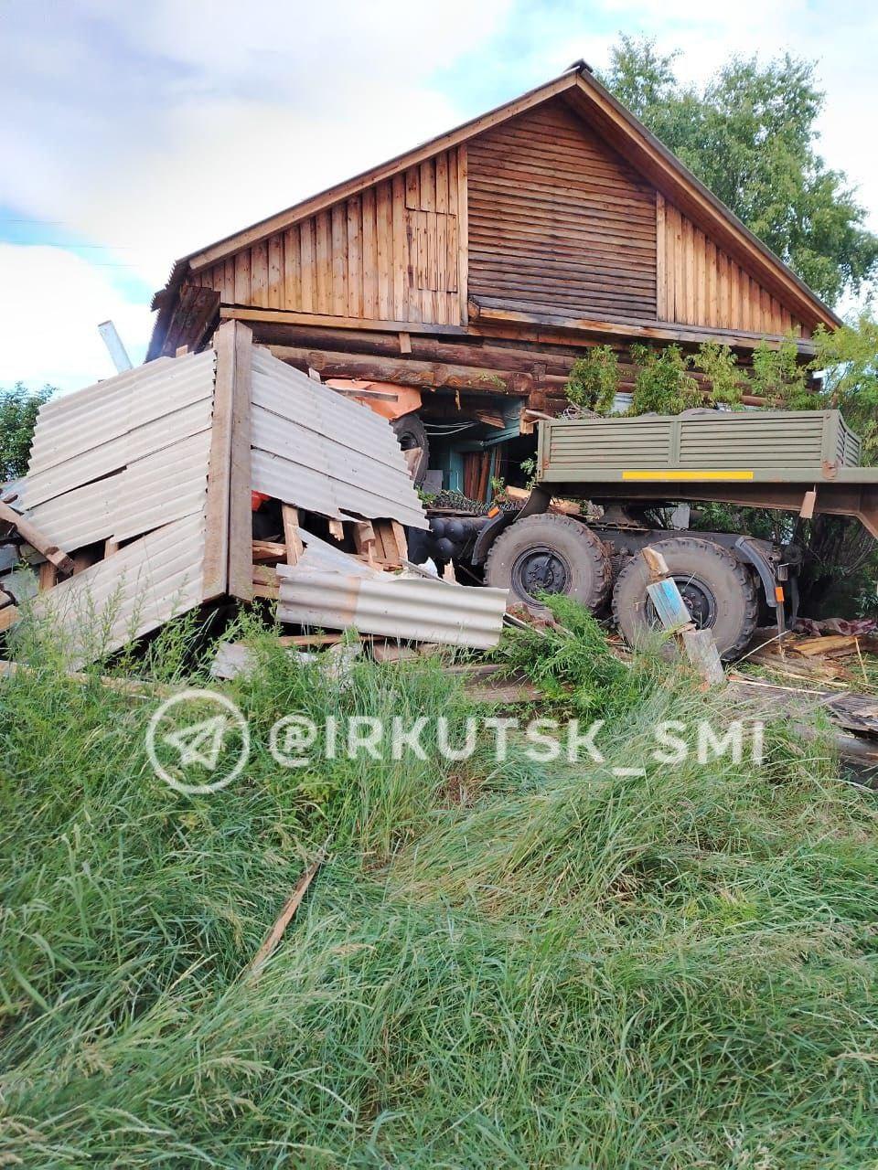 Пьяный водитель трала разрушил дом и погиб в Качугском районе