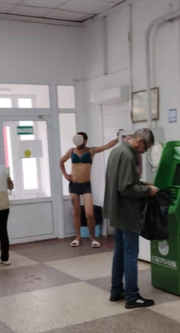 Эксцентричного мужчину в лифчике заметили в ТЦ «Кристалл» в Новозыбкове