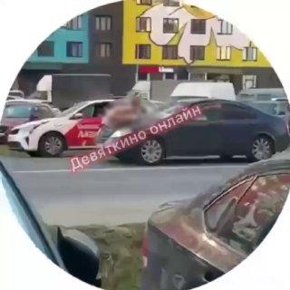 Совершенно обнажённая нимфа упала на капот машины, чем 