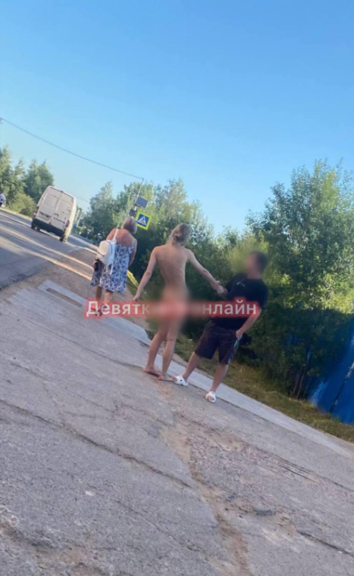 Совершенно обнажённая нимфа упала на капот машины, чем 