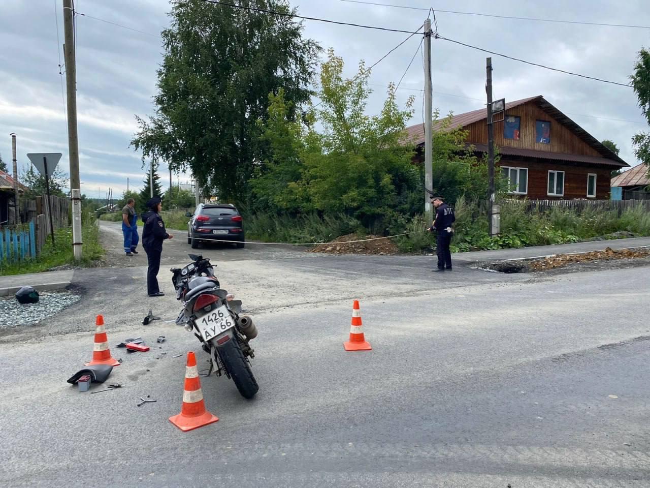 Подросток на мотоцикле врезался в легковушку в Первоуральске