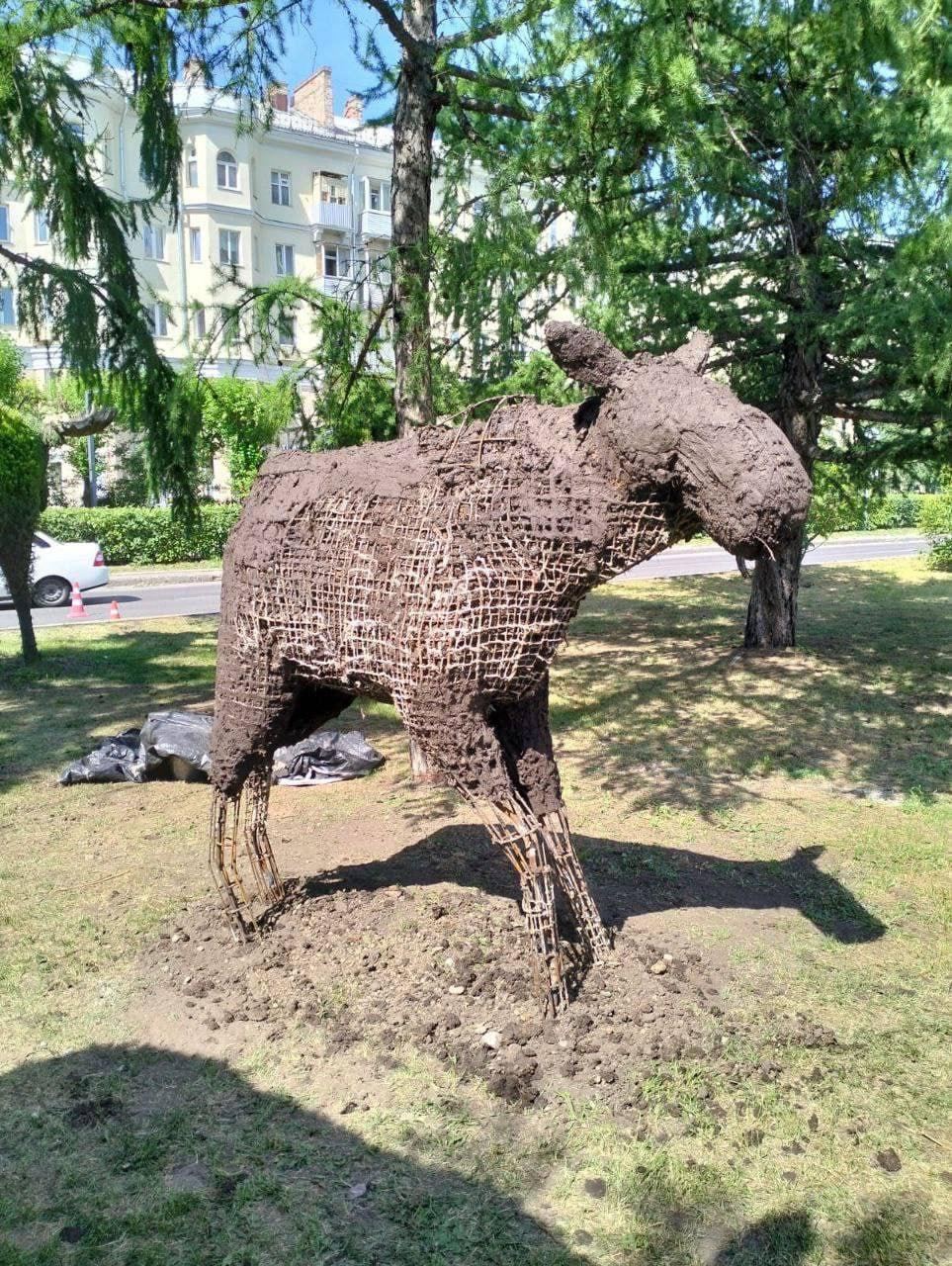 После двух лет ожидания зелёная скульптура лося вернулась на остановку у...