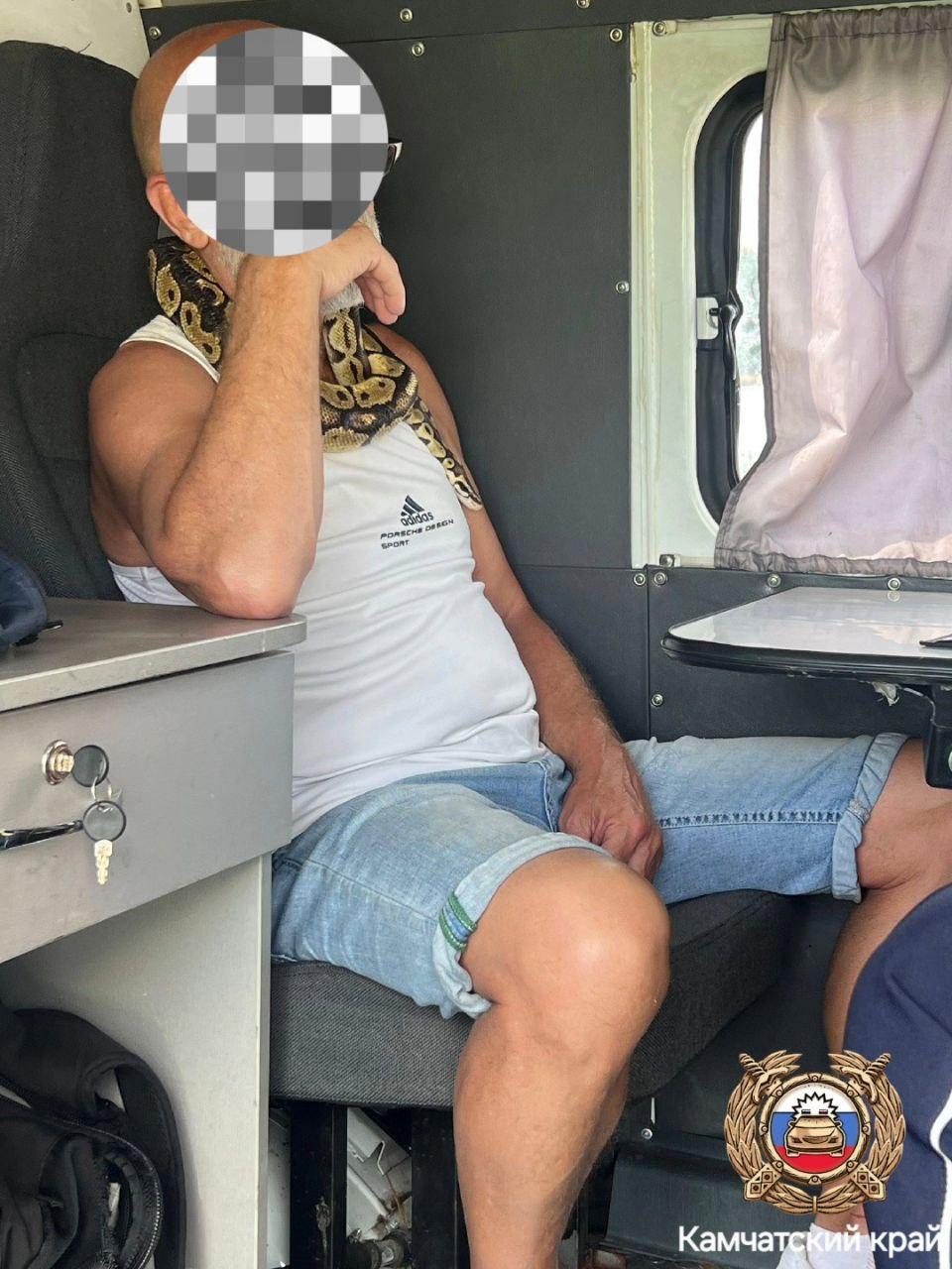 Пьяный водитель со змеёй на шее приехал жаловаться полицейским, что его...