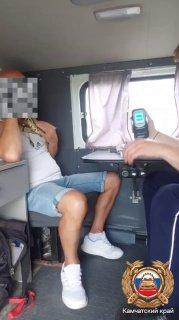Пьяный водитель со змеёй на шее приехал жаловаться полицейским, что его...