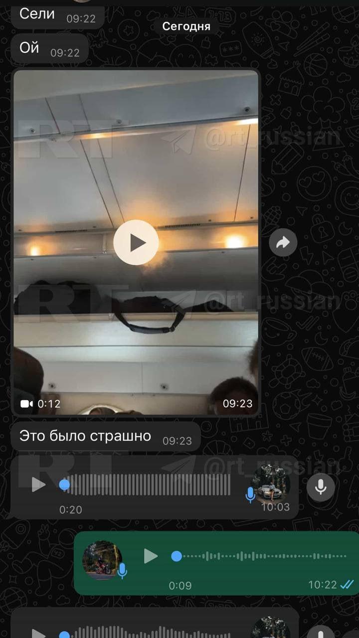 Пар идёт из-под всех панелей салона: на видео, как утверждается, самолёт Ан-24, который разбился сегодня под Тындой.