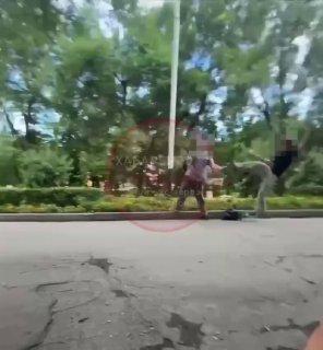 Зумеры побили дедушку в Хабаровске из-за замечания за мат.