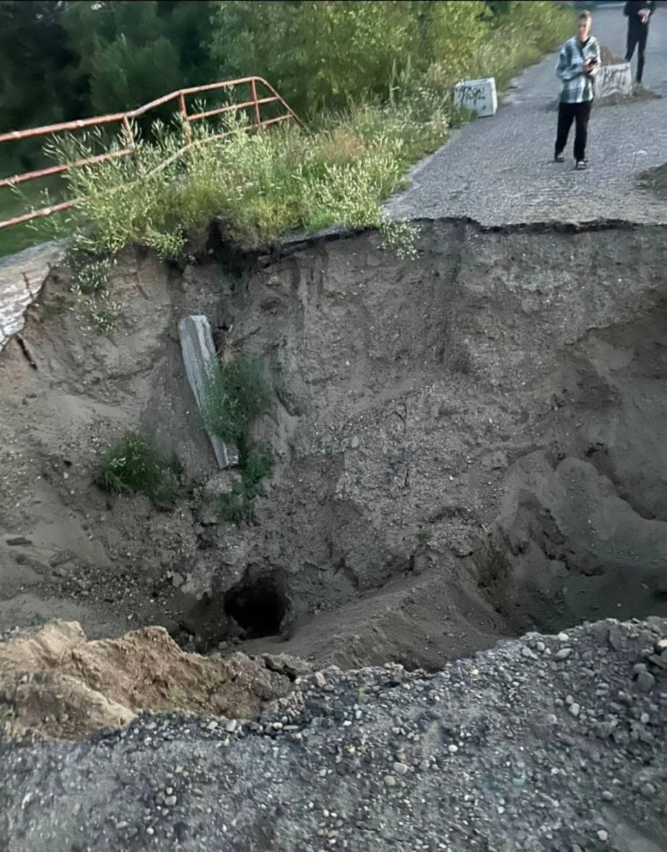 В Енисейске обрушилась дамба: введен режим чрезвычайной ситуации