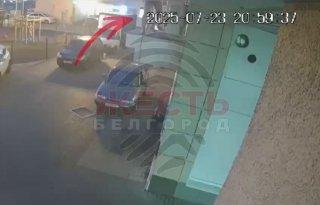 В Белгоподе голый мужчина спрыгнул с козырька подъезда на автомобиль. После...