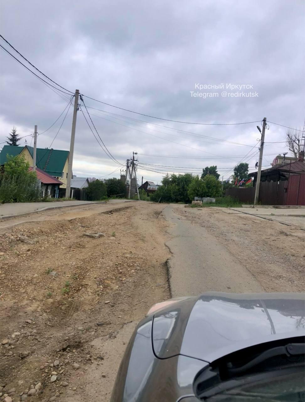 Строительная техника ЖК «Салют» разрушила дорогу на улице Дальневосточной в...
