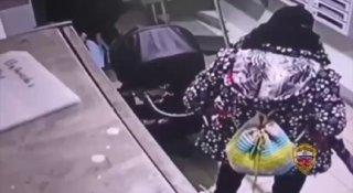 В Москве пара угнала коляску из подъезда, в которой была заначка. Владельцы...