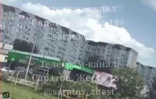 Момент взрыва в Саратове попал на видео — на кадрах вспышка, куча осколков и рухнувшая стена.