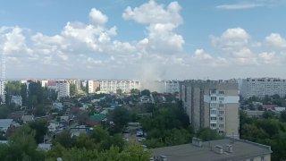 Момент взрыва в Саратове попал на видео — на кадрах вспышка, куча осколков и рухнувшая стена.