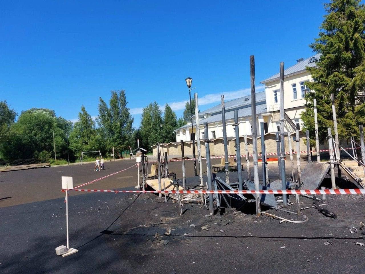 Пятерых школьников задержали за поджог детской площадки в поселке Рахье....