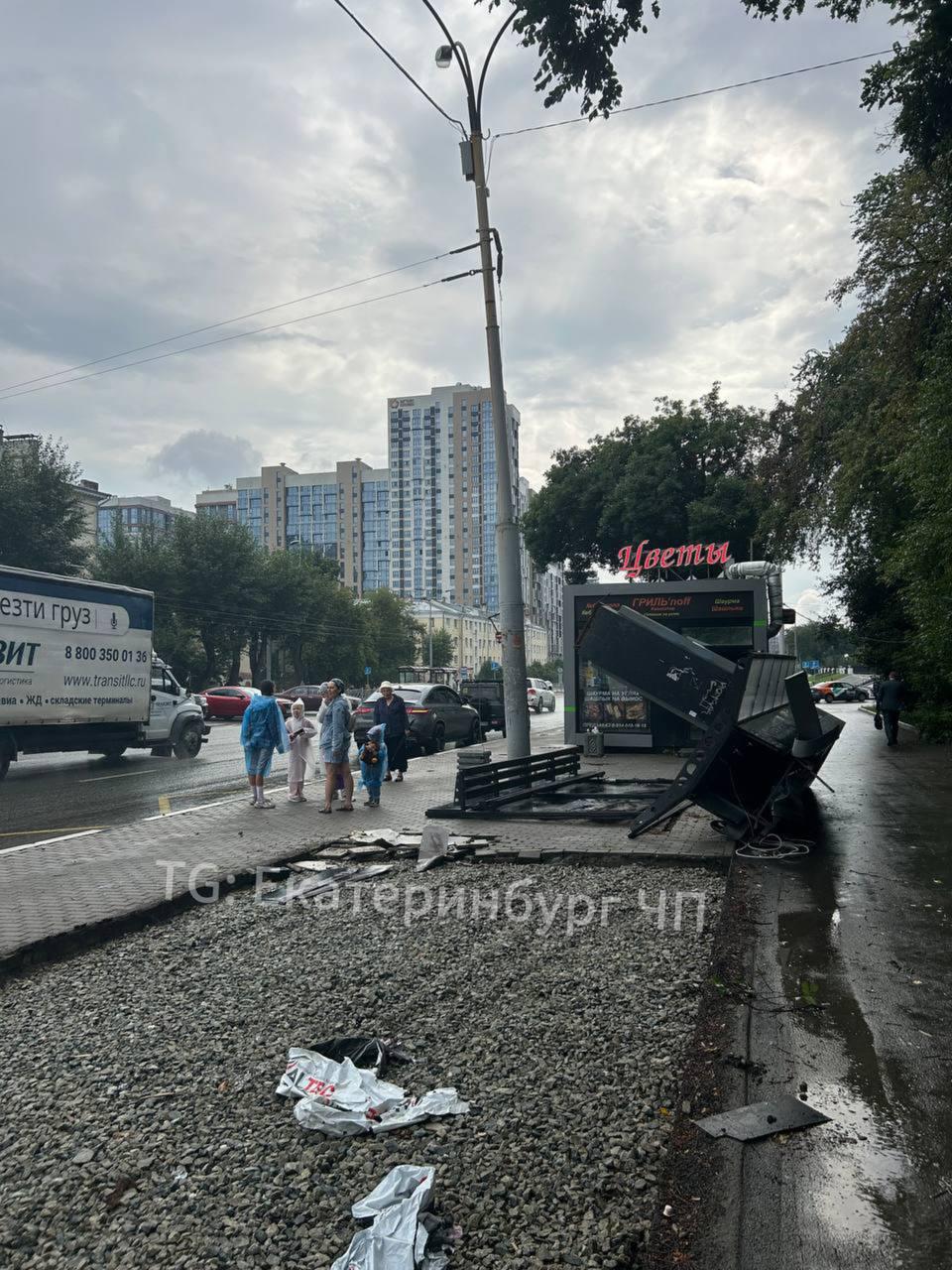 Остановка «Управление дороги» упала, пассажиры ждут автобус под дождем Кроме...