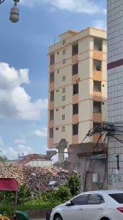 Здание рухнуло на экскаватор во время сноса в китайском городе Гуанси....