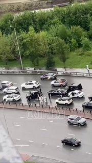 На Ткачей/Машинная ребята устроили танцы посреди дороги. Видимо чья-то...