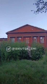 Подростки гуляют на крыше заброшенного ИВАИУ в Иркутске