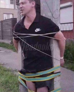 В Красноярском крае разъярённые родители поймали педофила и привязали его к столбу