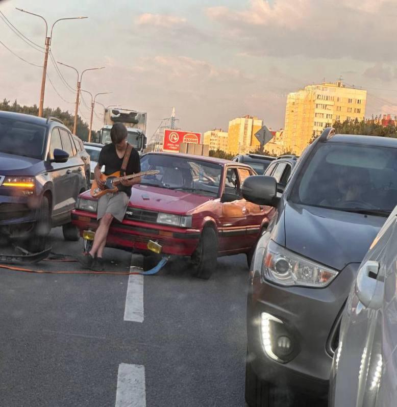 В Сестрорецке водитель, попавший в ДТП, решил не унывать, пока ждал ГАИ. 🇷🇺...