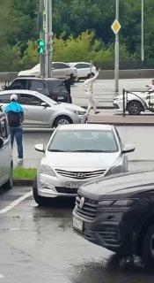 В Екатеринбурге компания перекрыла дорогу, чтобы потанцевать в честь жениха....